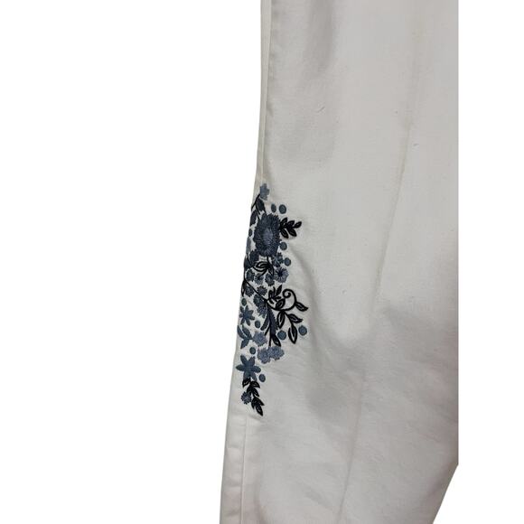 Croft and Barrow Womens White Blue Floral Embroidered Premium Demin Size 8 - Picture 3 of 6